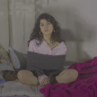 Imatge de la noia al videoclip de «Deixa un missatge».