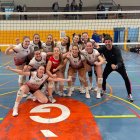 L’equip femení del CV Sant Pere i Sant Pau celebrant una victòria.