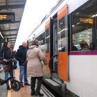 Diversos passatgers pujant en un tren a l'estació de Bellvitge-Gornal que va direcció Barcelona
