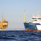 Pla general del vaixell de vigilància al voltant de la plataforma marina del projecte Castor, en una imatge d'arxiu.