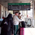 Usuaris esperant a l'estació de trens de Tarragona.
