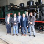 Representants d'FGC i de la Fundació després de la signatura del conveni de col·laboració.