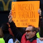 Una de les pancartes reclamant més inversió i en contra de la "segregació" del servei de Rodalies.