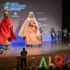 L'actuació dels Gegants Reis de Salou a la gala inaugural d’ahir al vespre.