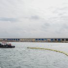 El Port de Tarragona ha instal·lat una barrera marina de 250 metres desplegada des d'una embarcació.