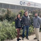 La professora i investigadora, Maite Novo, el tècnic de Medi Ambient, Toni de la Torre, i Zoel Salvadó, professor de Didàctica de les Ciències Experimentals a la URV.