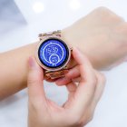 Imagen de una persona manipulando su reloj.
