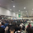 Aglomeració de persones a l'estació de Sants a causa d'una avaria al subministrament elèctric que ha afectat diversos serveis ferroviaris