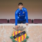 El migcampista del Nàstic, Marc Montalvo, tocant l’escut que llueix a la llotja del Nou Estadi Costa Daurada.