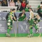 Els jugadors del Calafell escoltant al tècnic Guillem Cabestany.