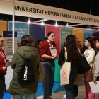 Orientadors de la URV resolen dubtes a estudiants dels centres de la demarcació de Tarragona a l'Espai de l'Estudiant de Valls.