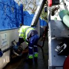 Fotografia d’arxiu d’un operari carregant aigua no potable a un vehicle per a la neteja de la via pública