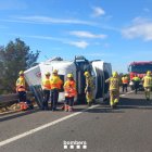 Imatge del camió bolcat a l'AP-7 a Camarles.
