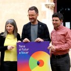 La regidora de Cultura de Vila-seca, Manuela Moya, l'alcalde Pere Segura i el director artístic de la FiM, Martí Marfà, amb el cartell de l'edició d'enguany.
