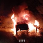 Imatge del cotxe en flames a l'AP-7 a Roda.