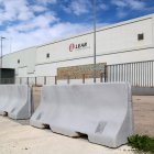 Blocs de formigó limiten l'accés dels vehicles a les antigues naus de Lear a Roquetes.