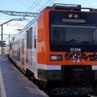Un Rodalies pintat amb grafits entra a l'estació de Vilanova i la Geltrú