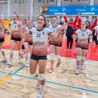 Carolina Züñiga celebrant amb la resta de les seves companyes una victòria aquesta temporada.