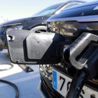 Un vehicle elèctric endollat i un altre al fons també carregant-se a una àrea de servei de Fonollers