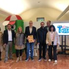 Les autoritats i tècnics, en la presentació de l’àlbum.