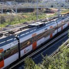 Visió zenital d'un tren de Rodalies aturat a tocar de l'estació de Castellbisbal