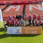 Foto de família dels13 xefs guardonats amb Soles Repsol i Estrelles Michelin de la província de Tarragona, tots ells membres del Consell d’Experts de l’AEHT.