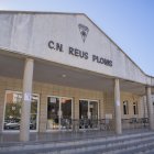 Fotografia de l’exterior de l’edifici del Club Natació Reus Ploms.