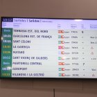 Una de les pantalles de l'estació de Sants anunciant trens de Rodalies amb incidències