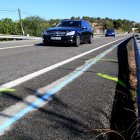 Vehicles passant per un punt on hi va haver un accident entre un camió i una moto a la C-12 a l'Ebre.