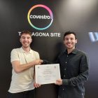 El estudiante Xavier Alegría disfrutará de una beca de 3.000 euros y prácticas en la compañía para completar su formación en el máster de la ETSEQ.