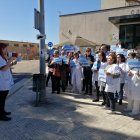 Treballadors de l’Hospital Verge de la Cinta de Tortosa durant la lectura del manifest a les portes del centre per denunciar la paralització de les obres d'ampliació.