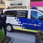 Fotografia d’arxiu d’un agent de la Guàrdia Urbana, a la plaça de Prim.