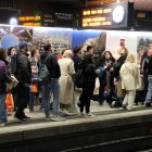 La via 1 de l'estació de passeig de Gràcia, plena de gent esperant els trens