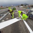 Operaris treballant en una carretera de la demarcació de Tarragona.