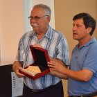 Josep Maria Maceira, a la dreta, durant l’entrega d’un obsequi en un acte al Port de Tarragona.