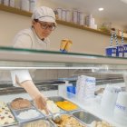 Una geladera servint un gelat en un local de Reus.