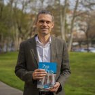 Jordi Salvat amb el seu nou llibre.