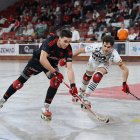 El jugador del Reus Deportiu, Marc Julià, intentant aturar un dels atacs del Benfica.