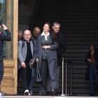 L'expresidenta del Parlament Laura Borràs saludant un agnet dels Mossos a la sortida del TSJC.