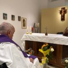 Imatge d'arxiu del papa Francesc, assegut davant l'altar de l'hospital Gemelli de Roma