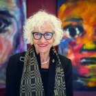 Carme Solé Vendrell amb dues de les pintures exposades a Tarragona