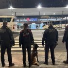 Imatge d’arxiu d’un dispositiu conjunt entre els Mossos i la uàrdia Urbana davant l’estació de busos, on es construirà la comissaria mixta.
