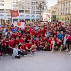 Els jugadors del Reus FC Reddis celebrant l’ascens a Segona RFEF amb la seva afició ahir a la plaça Prim.