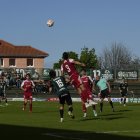 El defensa del Nàstic, Gorka Pérez, intentant refusar una de les accions del duel contra el Sestao River.