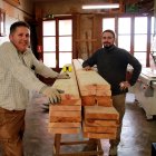El fuster Josep Montragull i l'estudiant en pràctiques Robert Gasso a la fusteria de La Nou de Gaià.