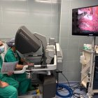 Dos metges durant una intervenció de Medicina Nuclear Toràcica a l'Hospital Joan XXIII de Tarragona.