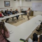 Imatge d’una de les trobades setmanals de primera acollida, liderada per la presidenta de l’associació, Marta Lucía Benjumea.