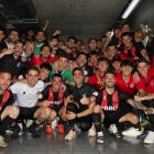 Els jugadors del Reus FC Reddis celebrant l’ascens al vestuari del San Cristóbal.