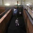 Un operari es prepara per descarregar un sac de carbó actiu a la planta potabilitzadora del CAT a l'Ampolla.