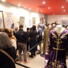 Diverses persones visitant l'exposició.